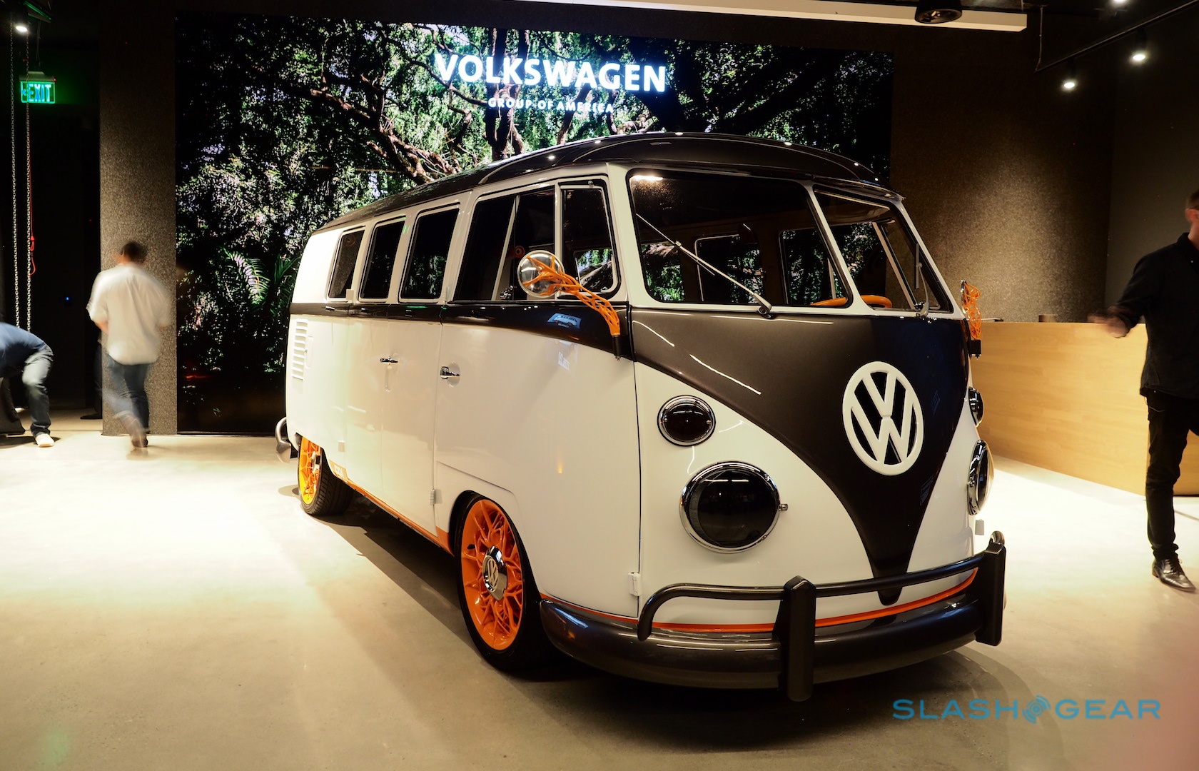 Vw S Glorious Retro Ev Concept Blends 1962 With The Tech Of Tomorrow Slashgear