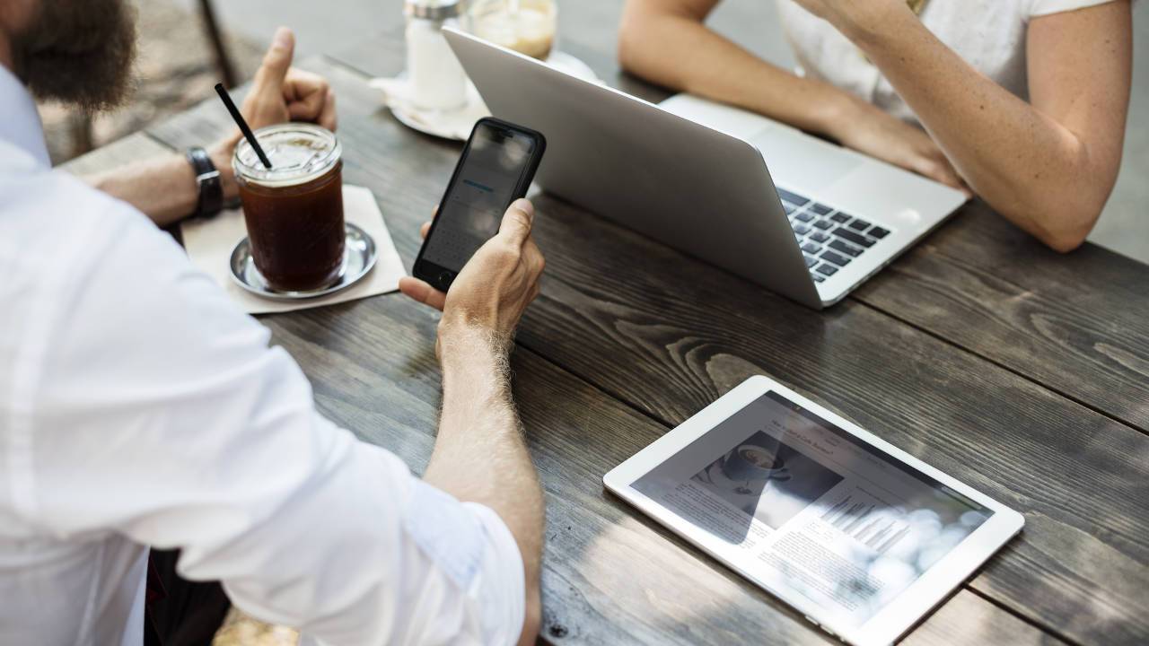 Facebook pop-up cafes will offer free coffee and privacy checks