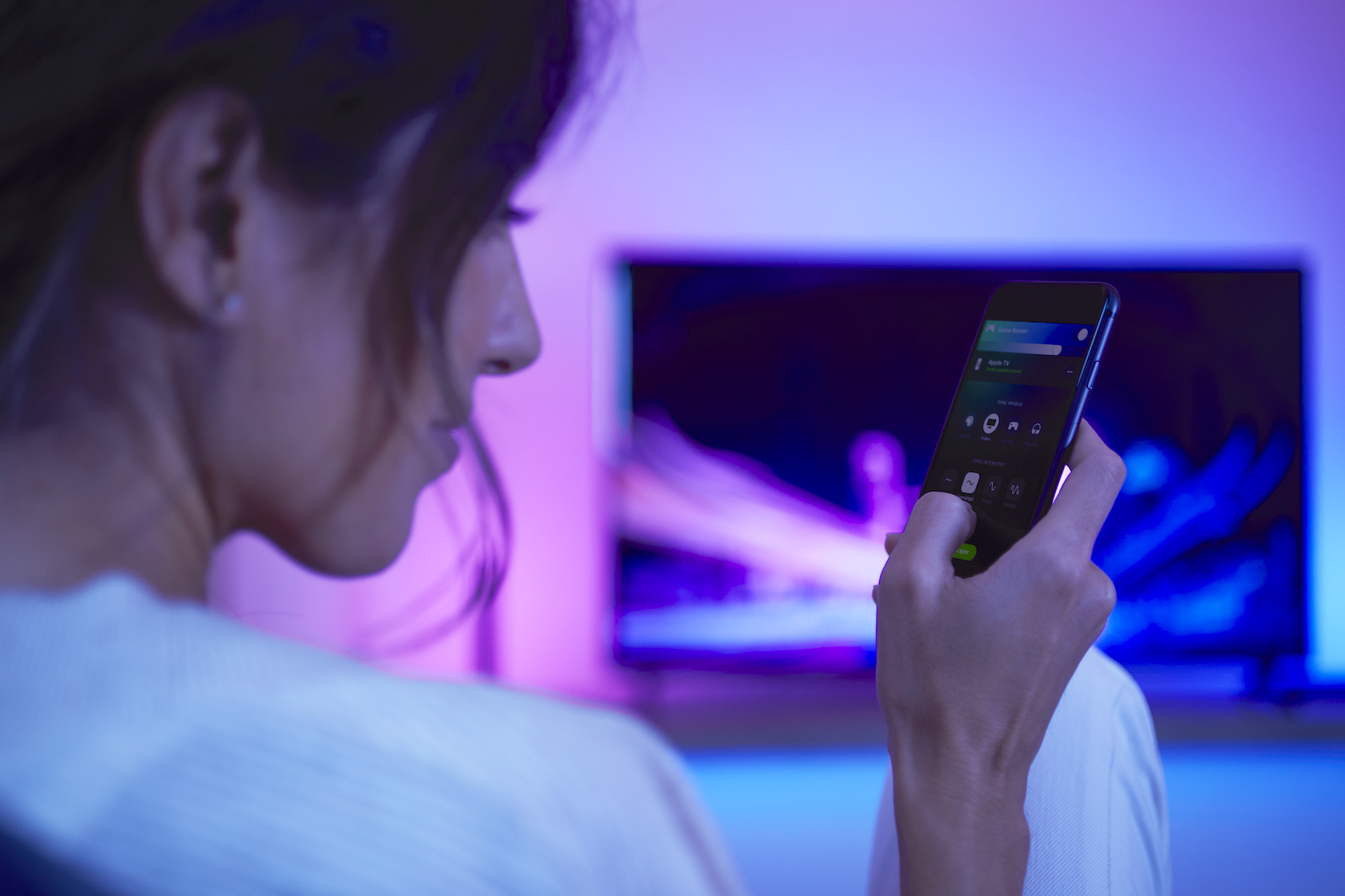 philips hue play hdmi sync box makes a tv light show from any source slashgear