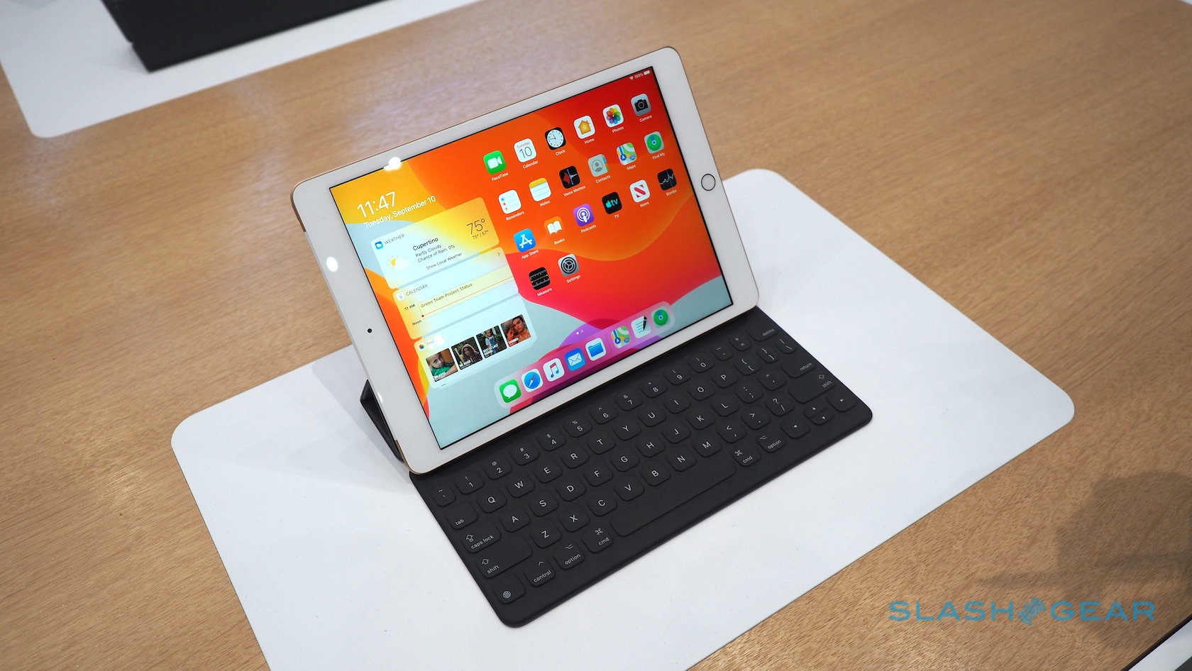 iPad 10.2 hands-on: 7th-gen tablet rises to Chromebook