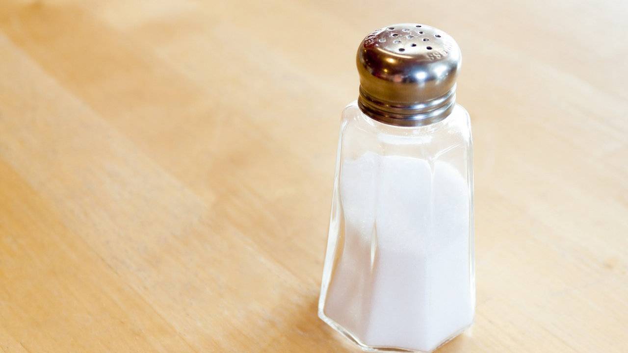 Health experts call for cigarettestyle health warnings on salt shakers