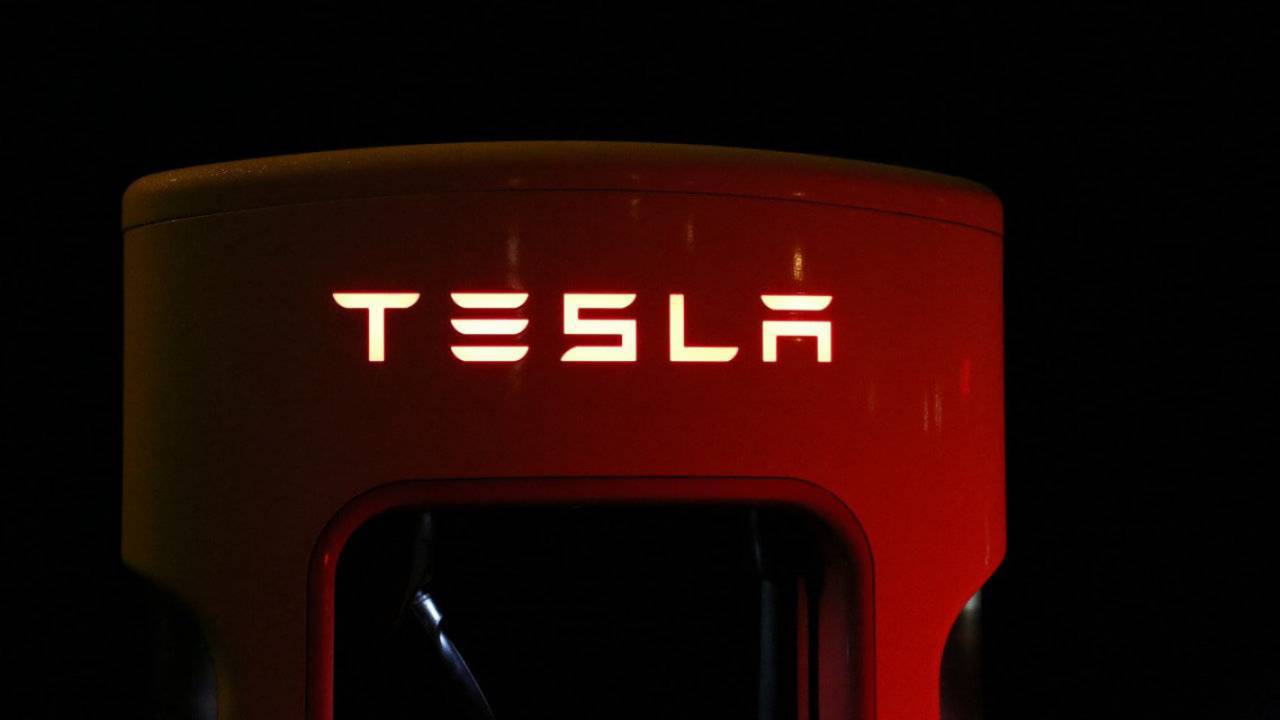 Tesla deploys huge version 10 update with Netflix, Cuphead, Spotify
