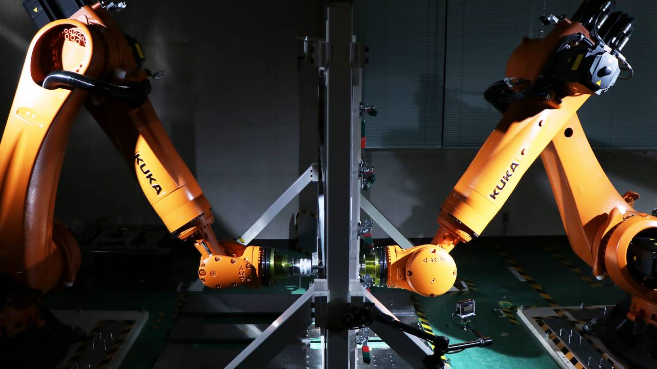 Nissan taught two robots to make one-off car parts and it’s mesmerizing