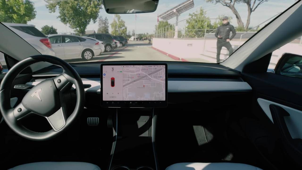 Tesla Smart Summon unreliable and error-prone according to Consumer Reports