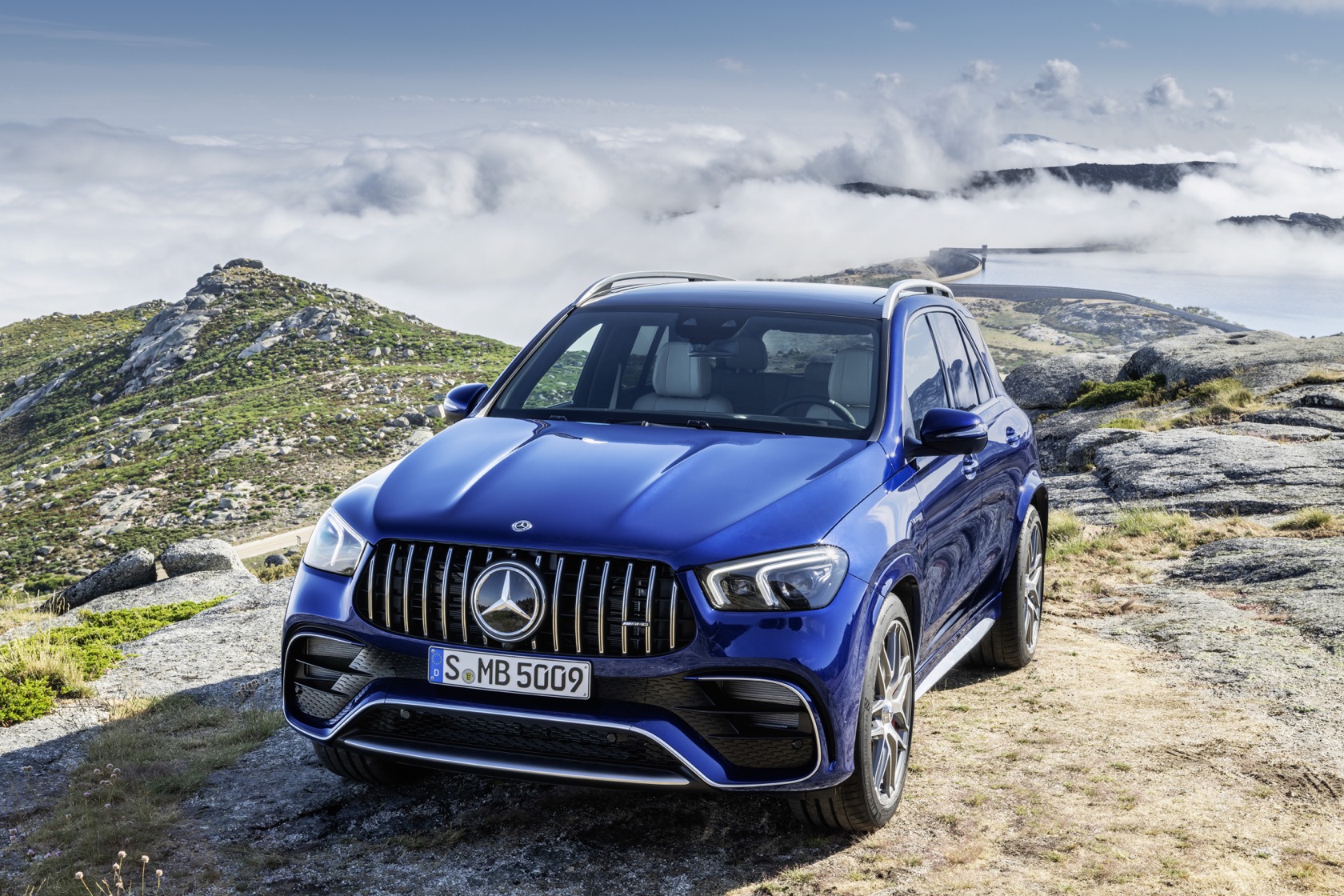 This 21 Mercedes Amg Gle 63 S Is An Suv To Put Sports Cars To Shame Slashgear