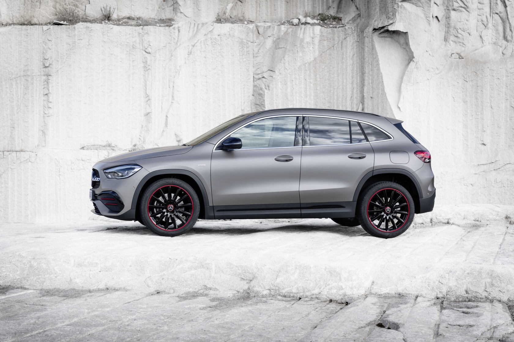 2021 Mercedes Gla 250 And Amg Gla 35 Promise Punchy Compact Suvs Slashgear