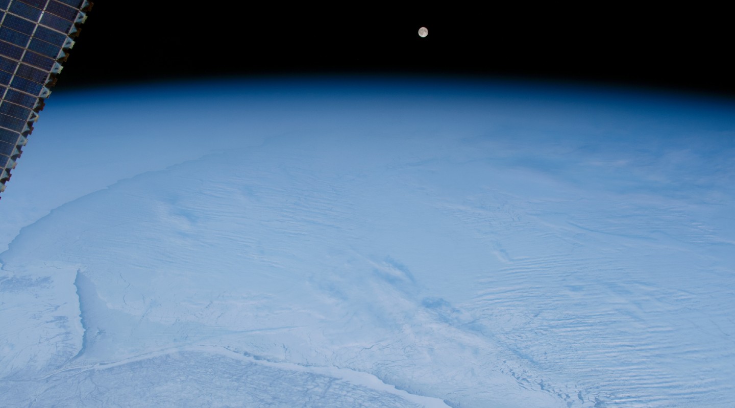 NASA shares frozen moonrise image snapped from space - SlashGear