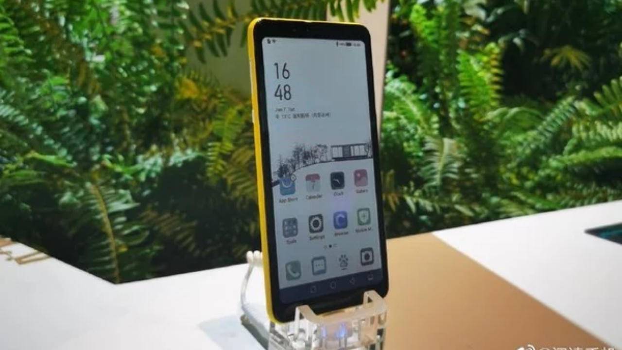 Hisense color E-Ink phone could offer a different cure for phone addiction