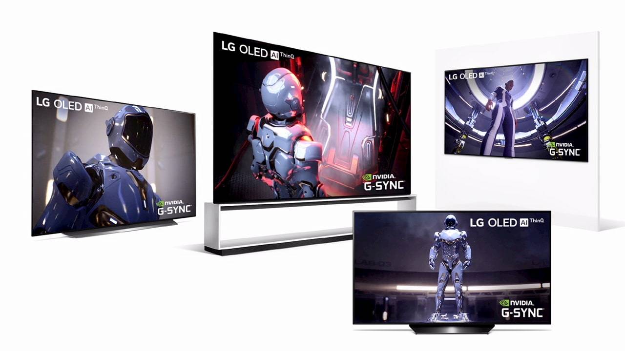 115 インチ TCL QM89 の前に立つケイレブ・デニソン。