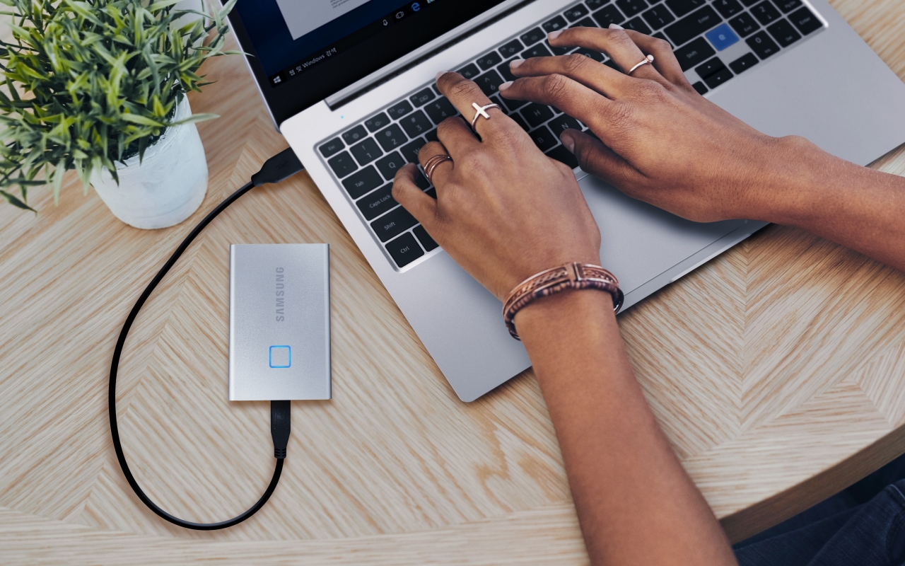 Samsung T7 Touch Portable Ssd Comes With A Fingerprint Scanner Slashgear Samsung T7 Touch Portable Ssd Comes With A Fingerprint Scanner Slashgear