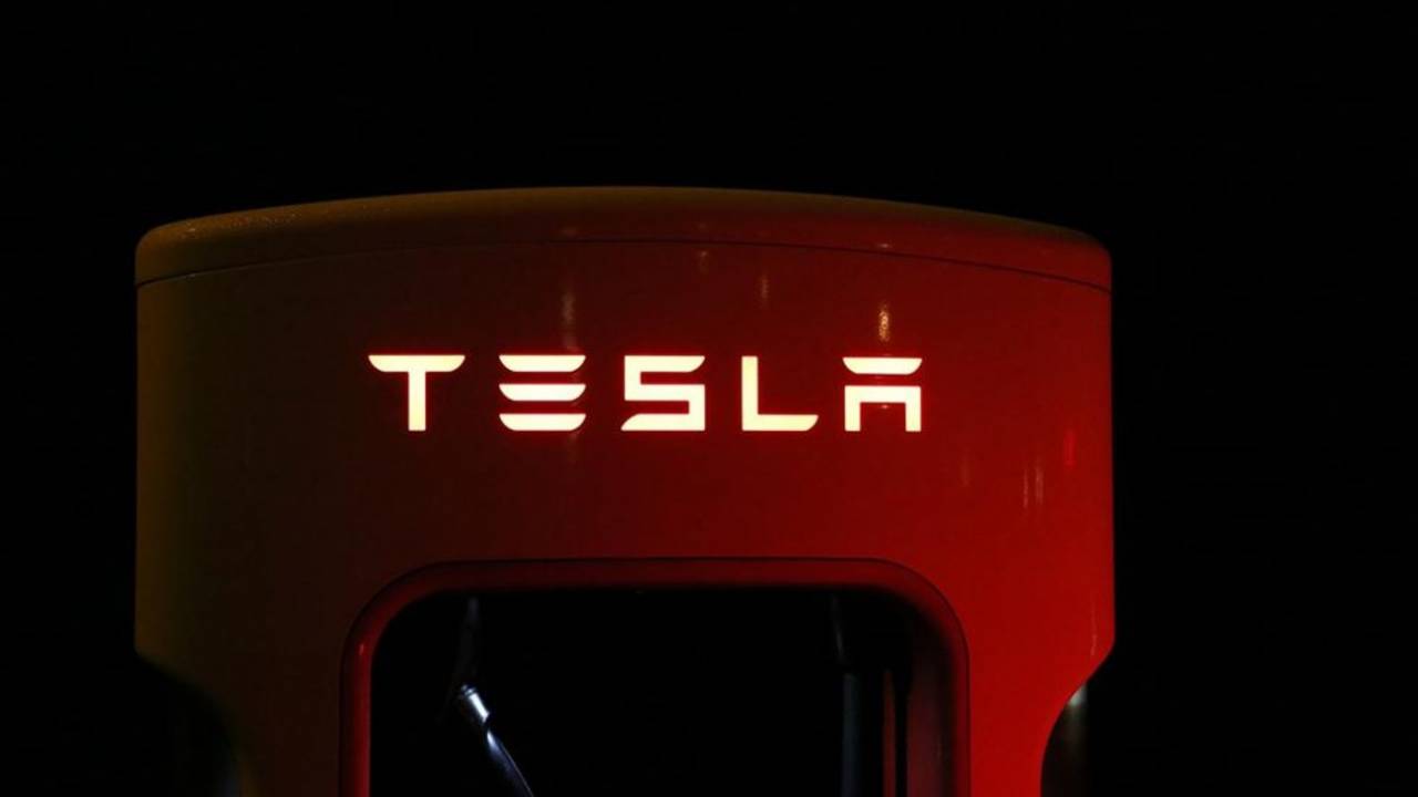 Tesla denies “unintended acceleration” flaw: Blames an old enemy