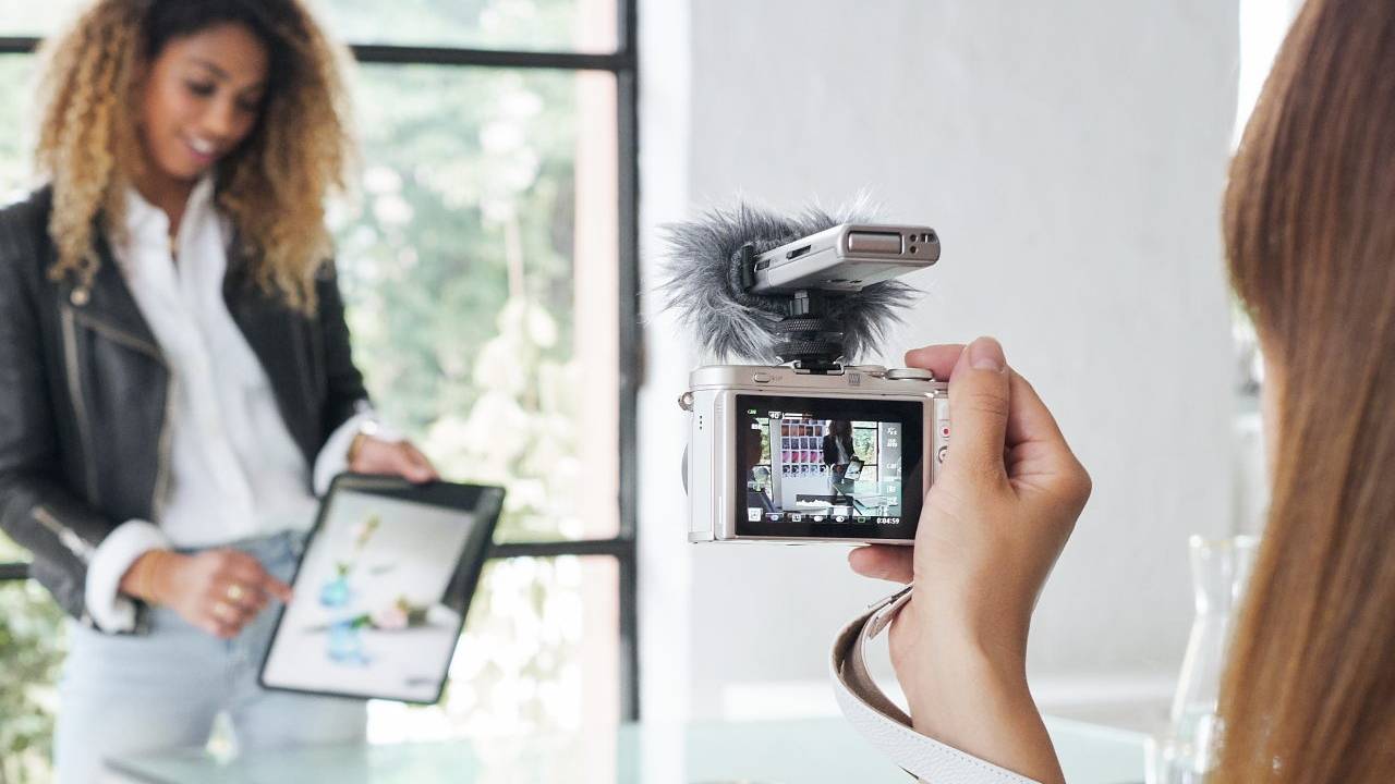 Olympus Om D E M1 Mark Iii Pen E Pl10 Bring Mobility To Photography Slashgear