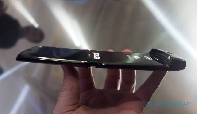Samsung Galaxy Z Flip And Motorola Razr The Key Differences Slashgear Samsung Galaxy Z Flip And Motorola Razr The Key Differences Slashgear