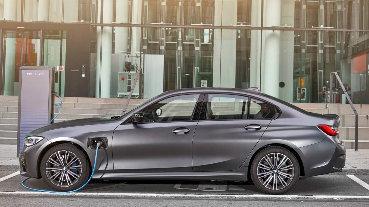 BMW 330e plug-in hybrid gets price and - SlashGear
