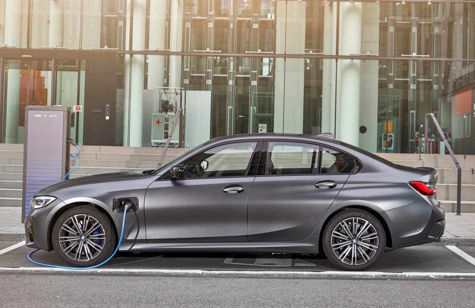 BMW 330e plug-in hybrid gets price and - SlashGear