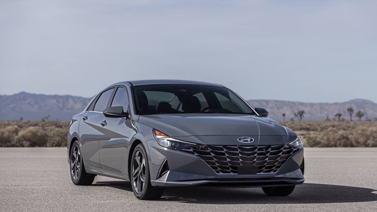 2021 Hyundai Elantra Hybrid looks exactly like the gasoline model, and that’s nice