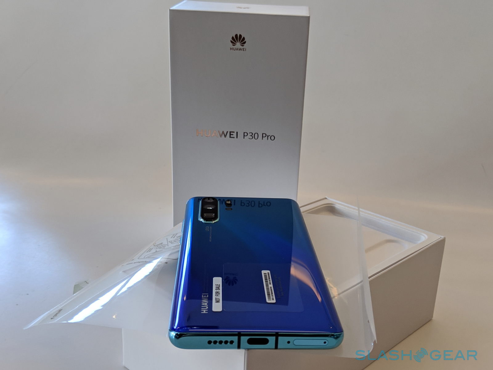 Huawei new edition. Huawei p30 Pro New Edition. Huawei p30 Pro коробка. Huawei p30 Pro комплектация. Huawei p30 Review.