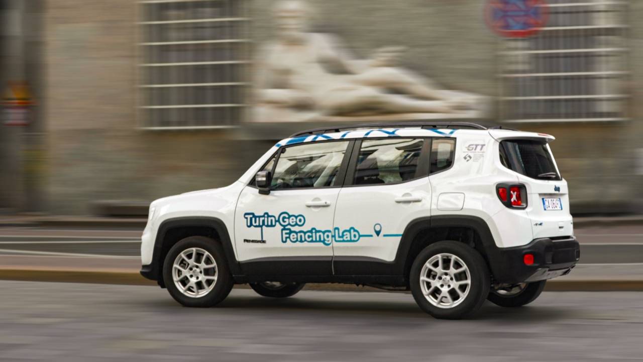 This hybrid Jeep autoenables EV mode in the city then reports you if