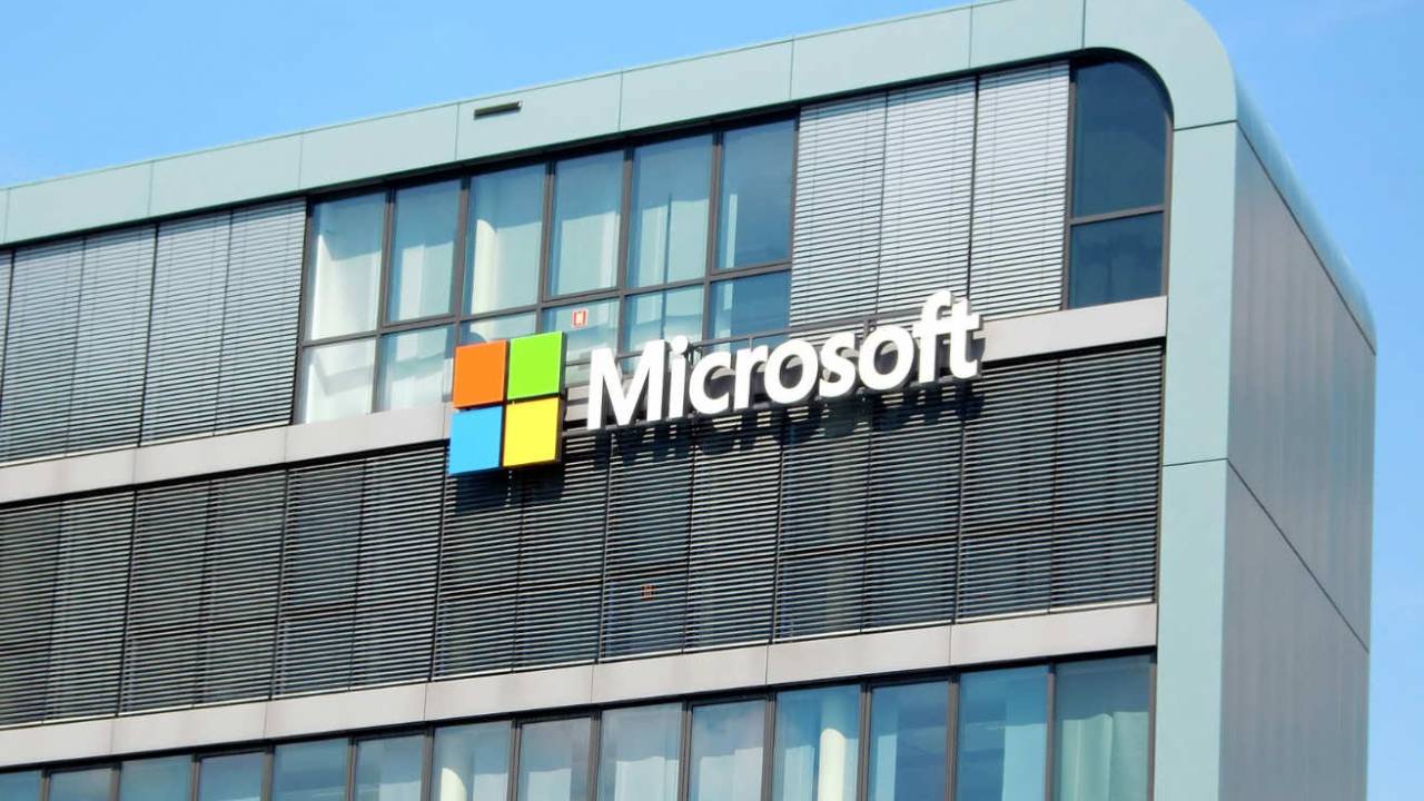 Microsoft announces plans to close its retail stores