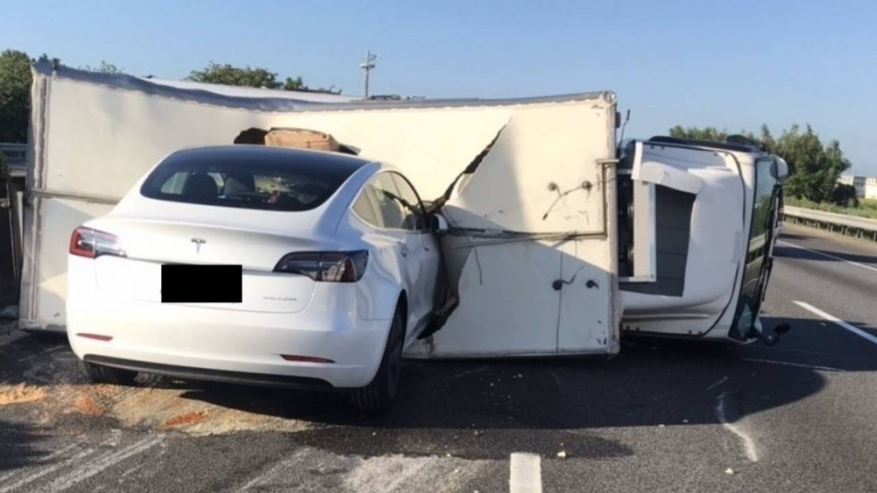 Tesla autopilot fails to avoid overturned truck, crashes despite brakes