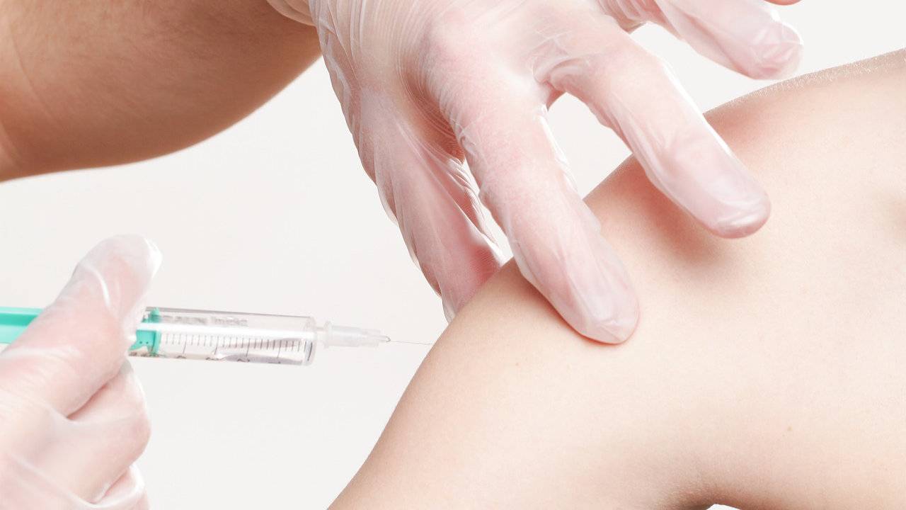 COVID-19 vaccine rules see FDA try to win over anti-vaxxers