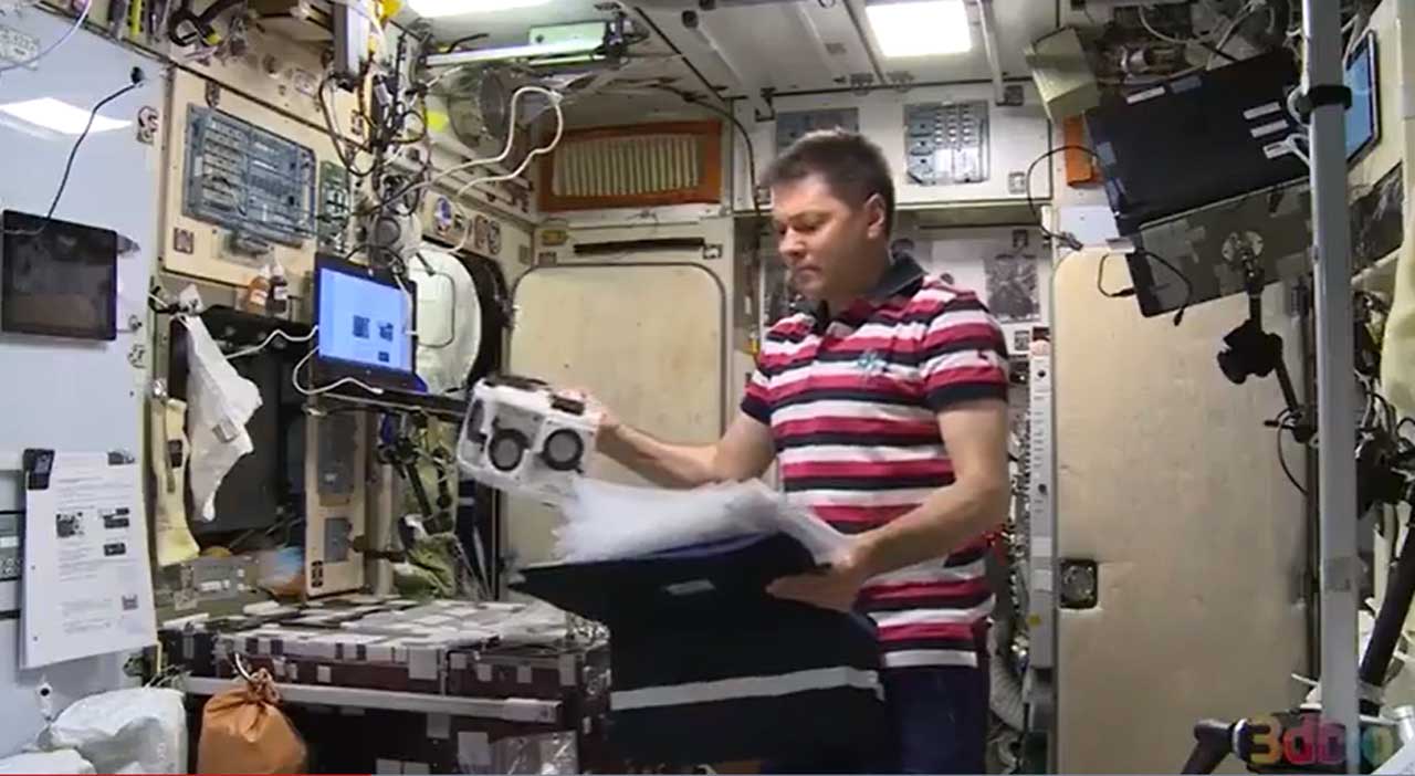 Cosmonaut aboard the ISS 3D prints human tissue for the first time