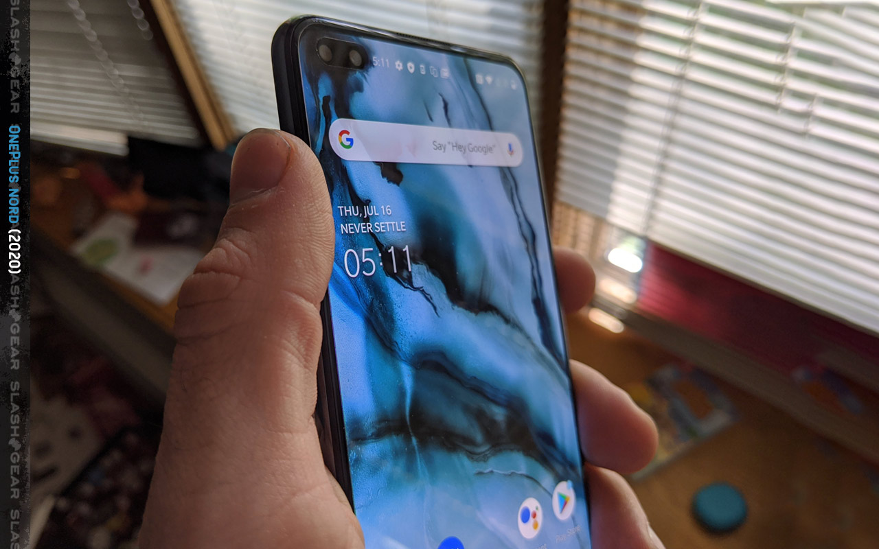 Oneplus nord дисплей. ONEPLUS Nord 2d. ONEPLUS Nord 2 в руке. Потекла матрица ONEPLUS Nord
