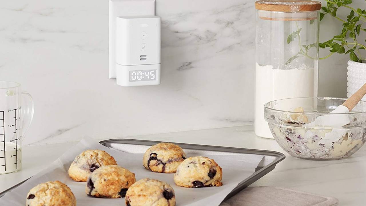 Amazon’s Echo Flex gets a simple but handy Smart Clock attachment