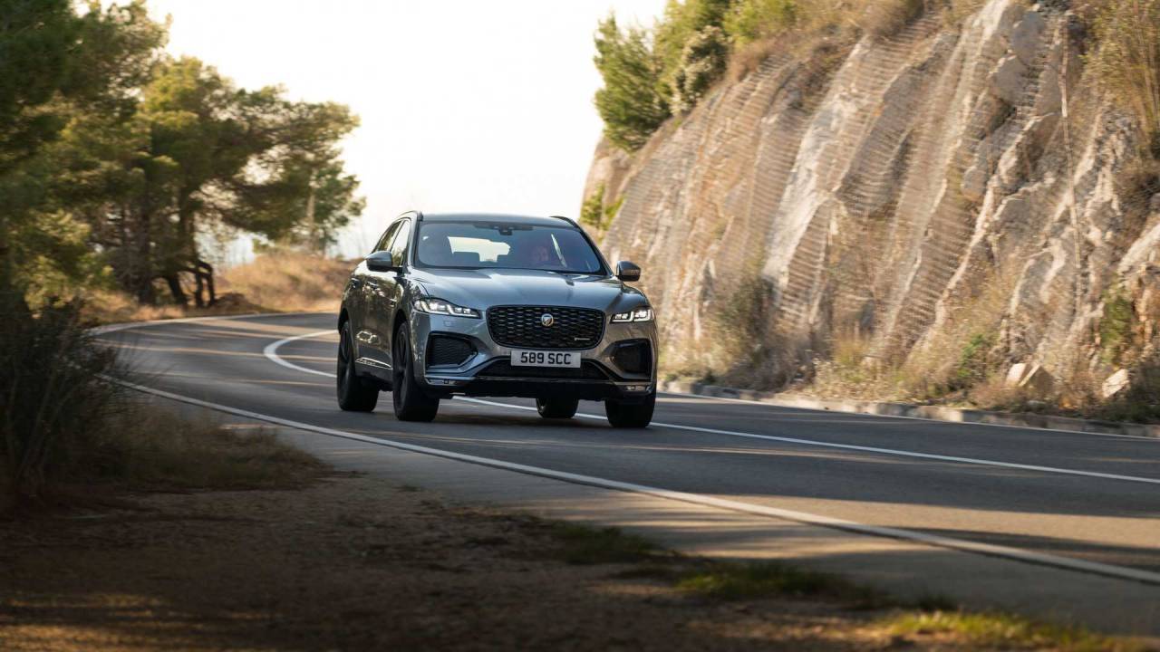 21 Jaguar F Pace Debuts Cleaner Styling And Refreshed Interior Slashgear 21 Jaguar F Pace Debuts Cleaner Styling And Refreshed Interior Slashgear