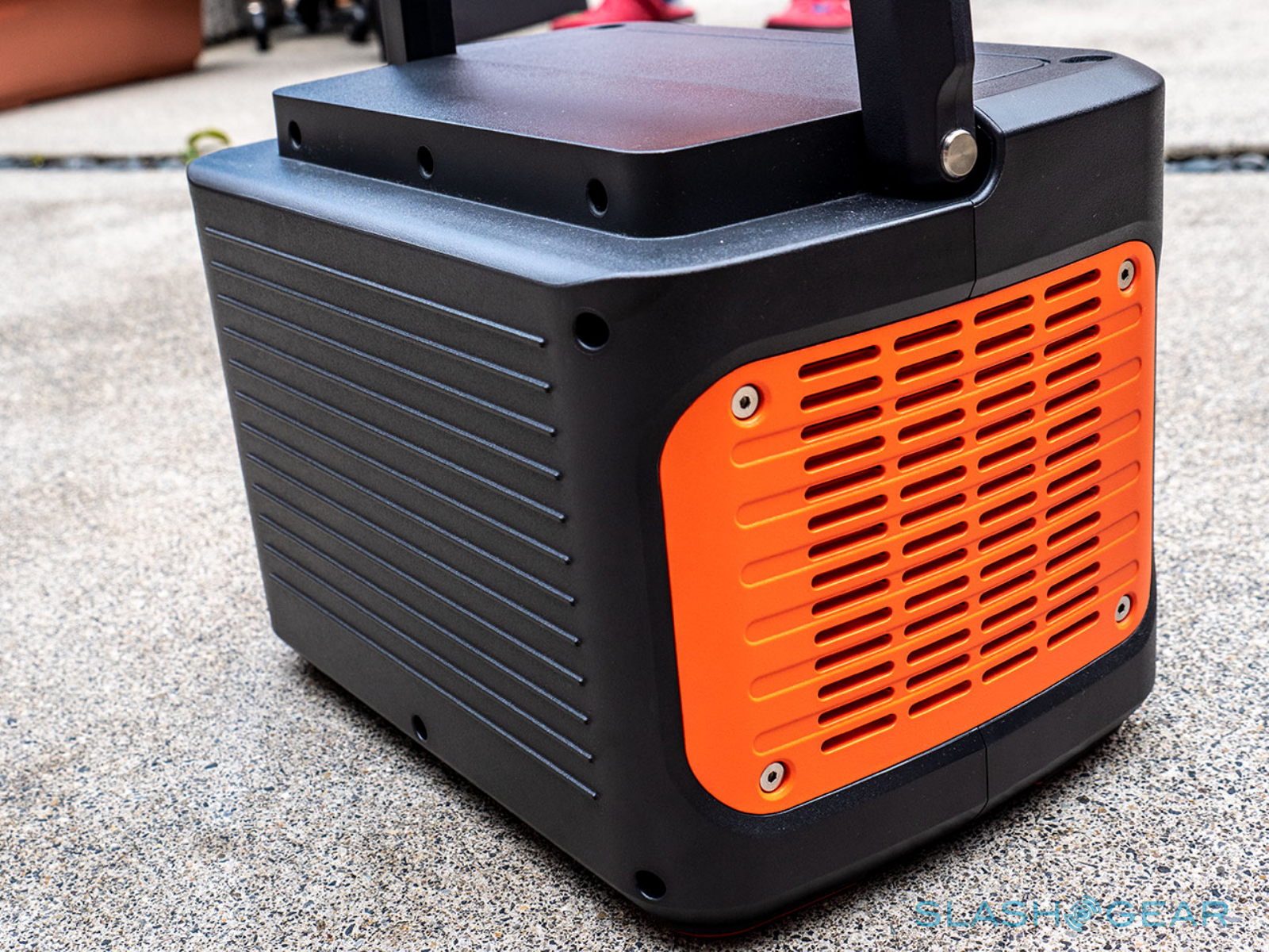 Jackery Explorer 1000 Portable Power Station Review Slashgear Jackery Explorer 1000 Portable Power Station Review Slashgear