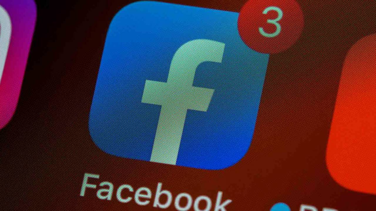 Facebook makes it easier to shuttle photos and videos to Dropbox