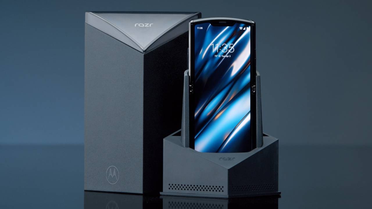 Motorola Razr ships folded from the factory, concerns still rising