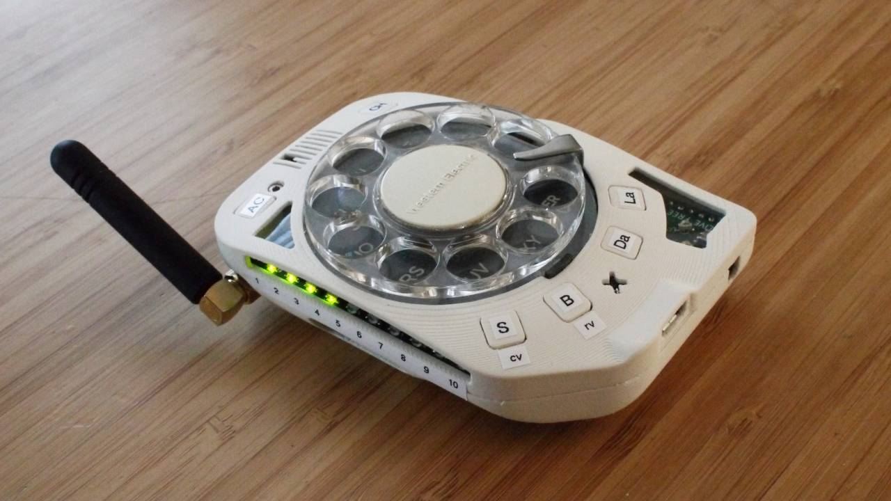 Rotary Un-Smartphone kit lets you build a functional throwback