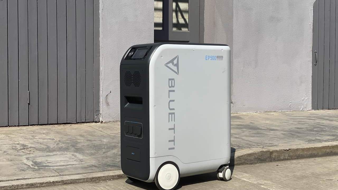 BLUETTI EP500: Giant 5100 watt hour solar battery that allows you to cut the cord to the electrical grid