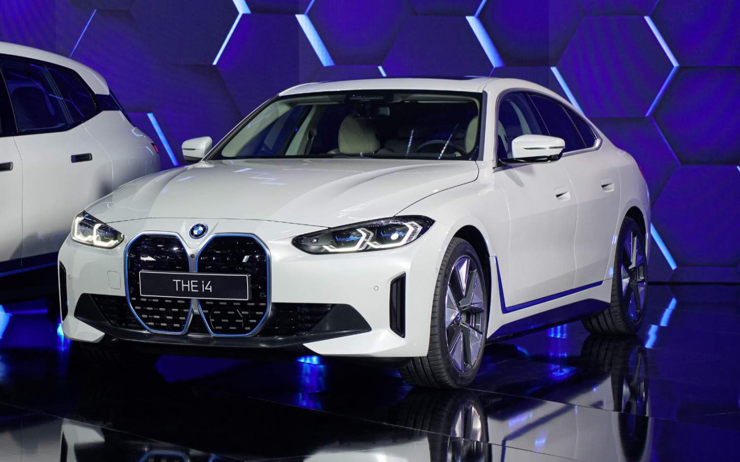 2022 BMW i4 all-electric sedan blends M power with decent range - SlashGear