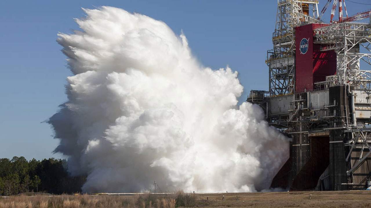 NASA’s SLS rocket successfully completes hot fire engine test