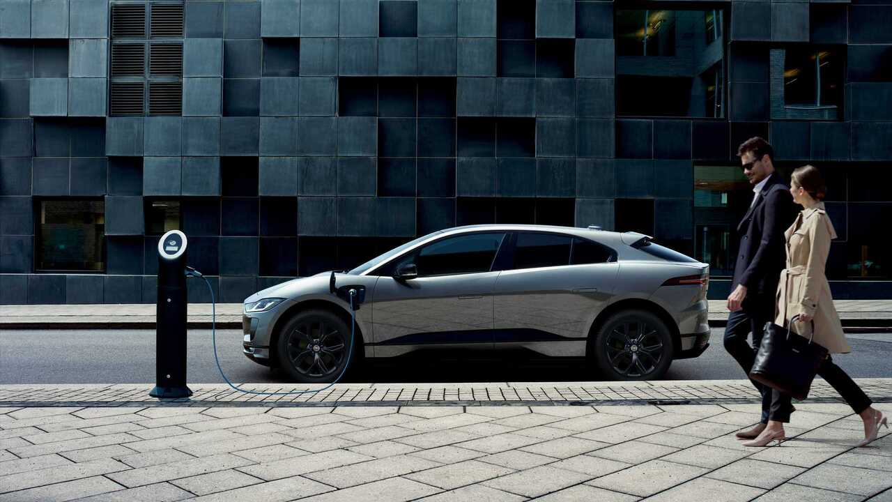 22 Jaguar I Pace Black Edition Gets Dark Exterior Trim And Ebony Leather Slashgear 22 Jaguar I Pace Black Edition Gets Dark Exterior Trim And Ebony Leather Slashgear