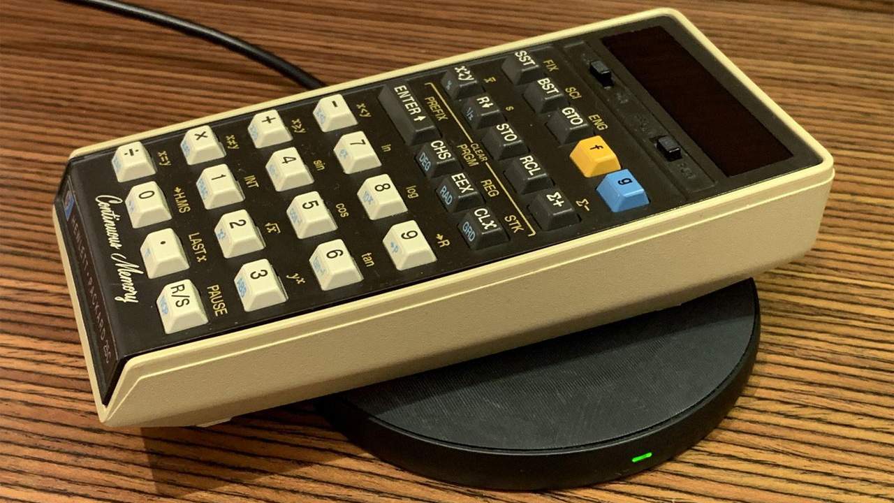 Geek hacks an old-school HP calculator for wireless charging