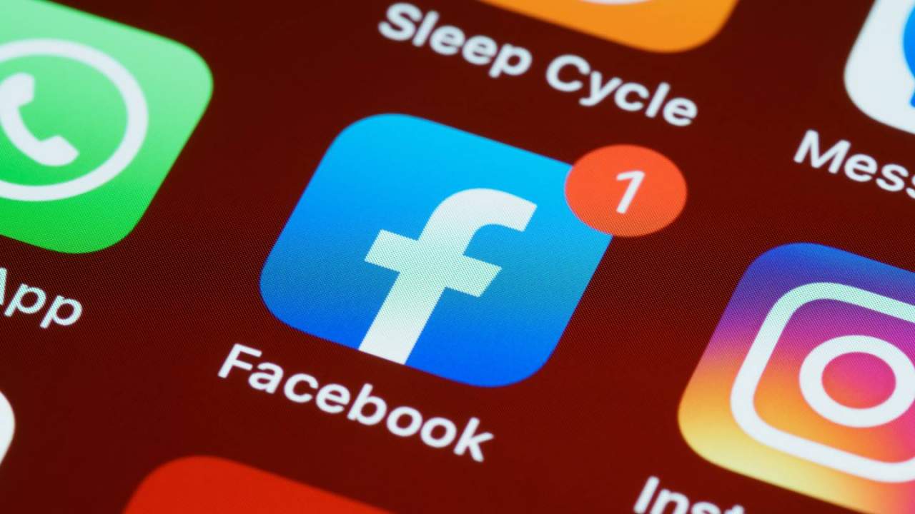Facebook test brings video and voice calls back to the main app
