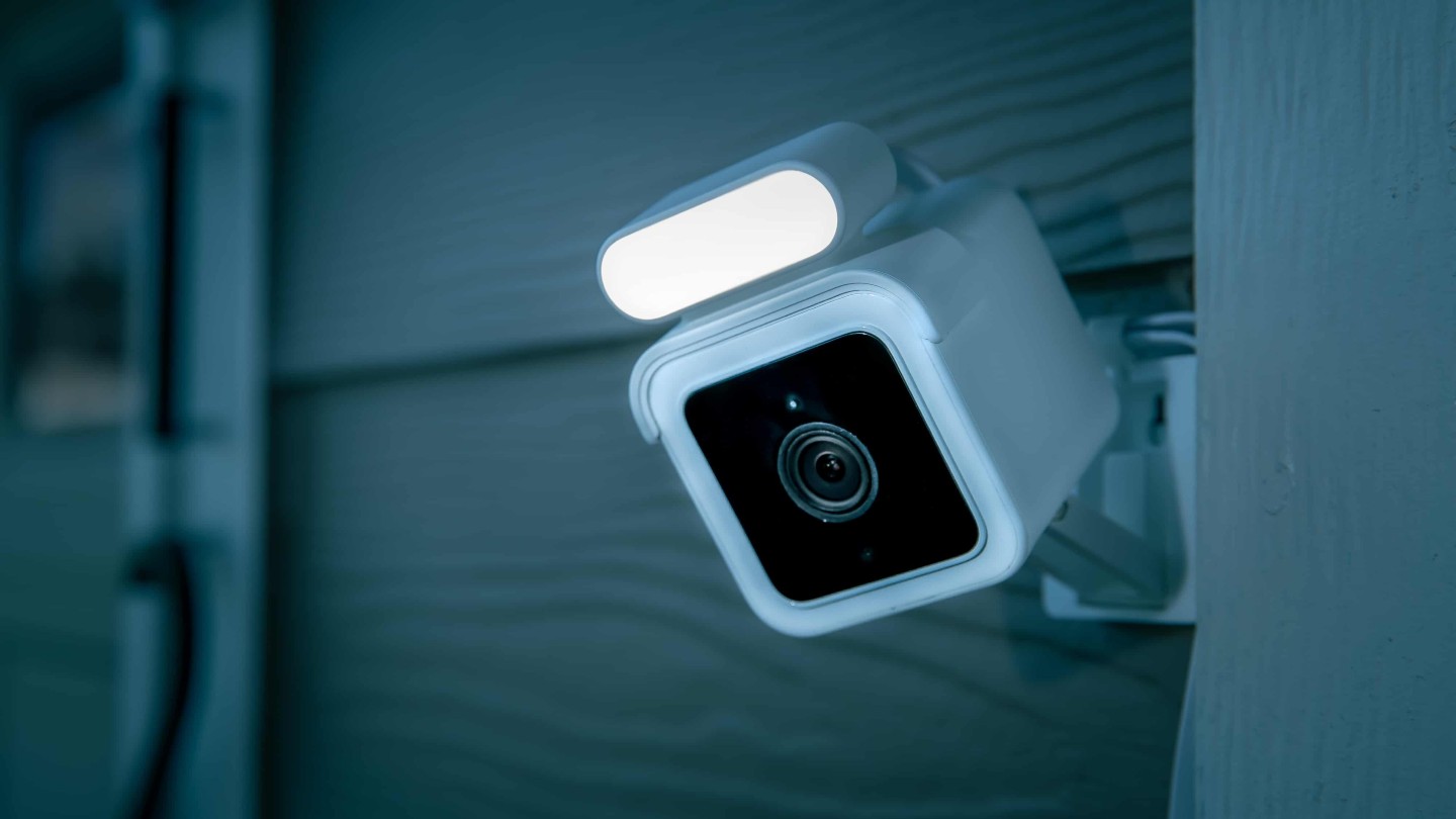 Wyze Cam Spotlight Security Camera Boosts Night Vision With Built In Lamp Slashgear
