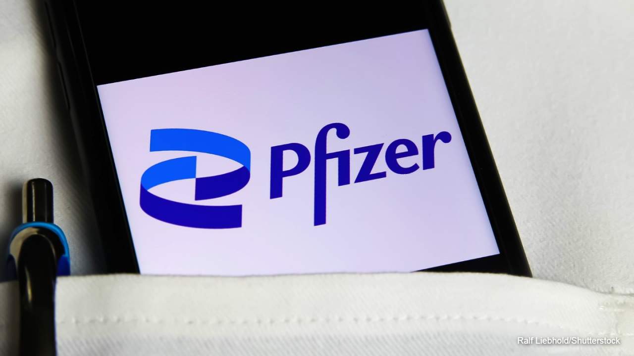 Pfizer’s “overwhelming” COVID-19 pill results fuel home treatment hopes