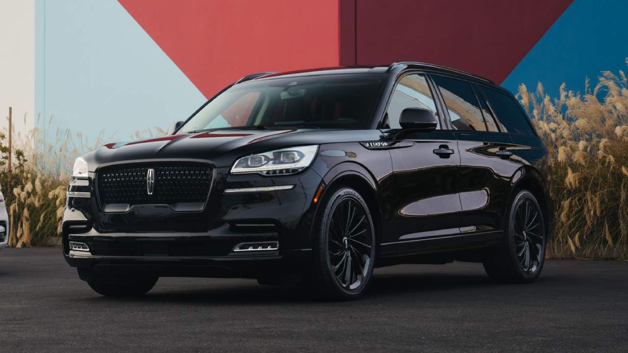 Jet Appearance styling turns 2022 Lincoln Aviator to the dark side